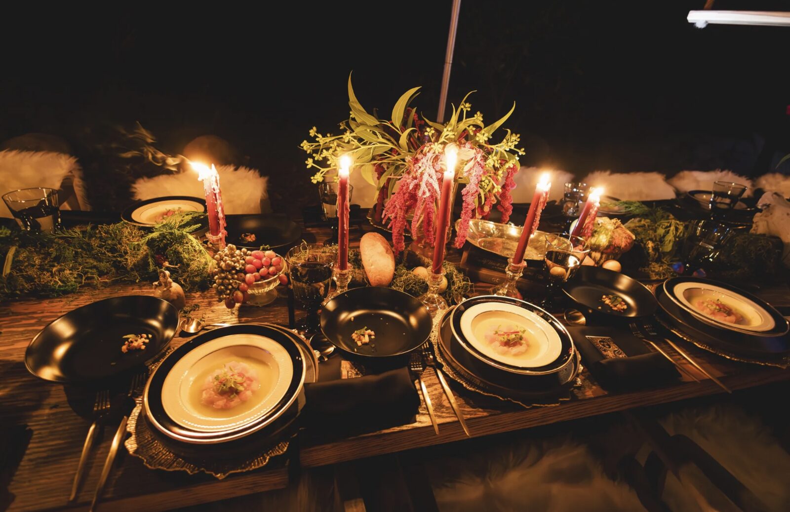 Candlelit dinner tablescape